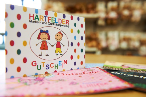 Hartfelder Marken- und Qualitaetsspielzeug Service-Leistungen Geschenkgutscheine